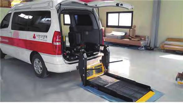 휠체어사용자의이동을위하여바닥을보강하고후면에리프트를설치하여휠체어의진입이가능하게한다.