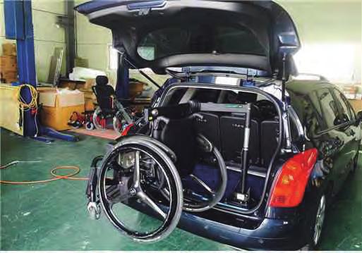 접이식보관이가능하여승용차량의트렁크에도설치가능. 휠체어를들어올려차량내부로보관이가능하게한다.
