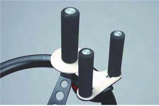 고객이스티어링휠을조작하는위치에 Grip Base를장착하고제품을설치하여차량의조향능력및스티어링휠에서의이탈을방지한다.
