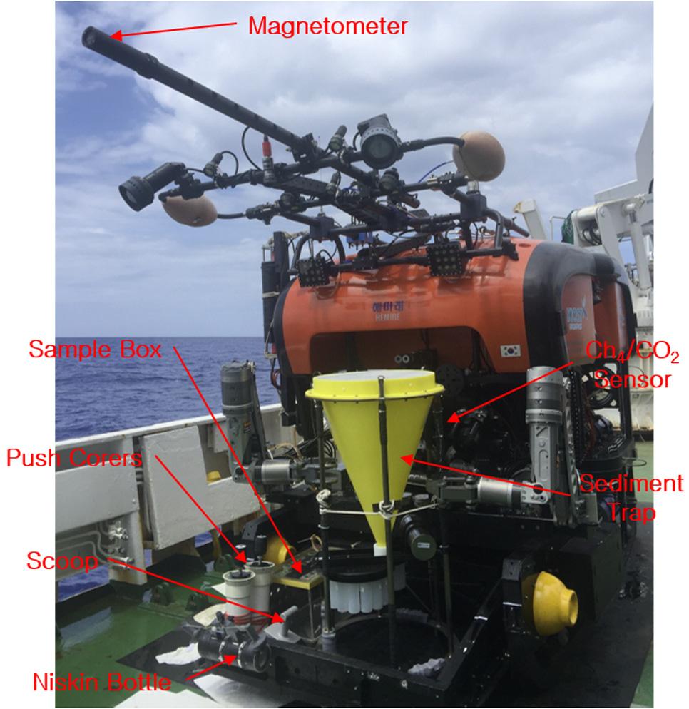M3 소나는 MBS 모드로운용되며 (Dive-01~05), 지형변화가심해곳에설치된미끼어망회수시작업을지원하거나흑연열수수색시보조정보로사용할경우에는 AC 모드로운용됐다 (Dive-06~09). 3. 남마리아나해저화산및확장대열수탐사 Fig. 3 Extractable high-temperature thermometer.