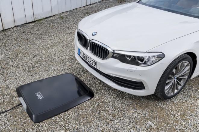 BMW의 Designetworks 가아이오니티충전기를디자인한다. BMW 의플러그인하이브리드전기자동차무선충전기 2018.05.28 BMW가전자기유도전기차무선충전시스템인 BMW 530e iperformance 옵션을발표했다.