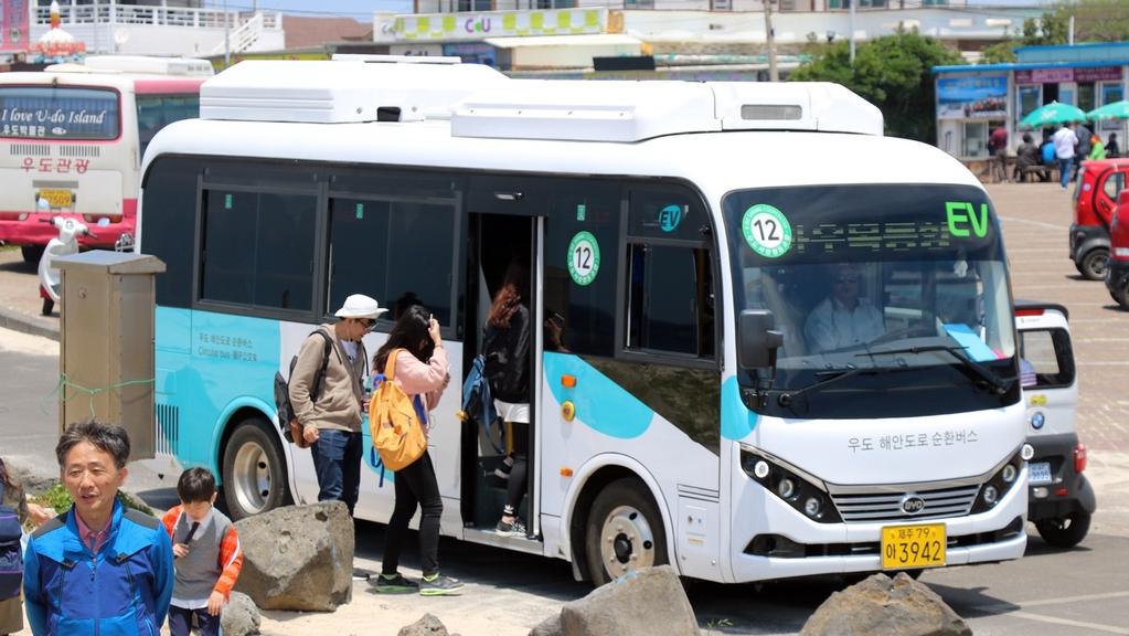 KEY FOCUS 연간 2 백만명의방문객이다녀가는섬속의섬우도. 전기버스의정숙함에관광객들만족.