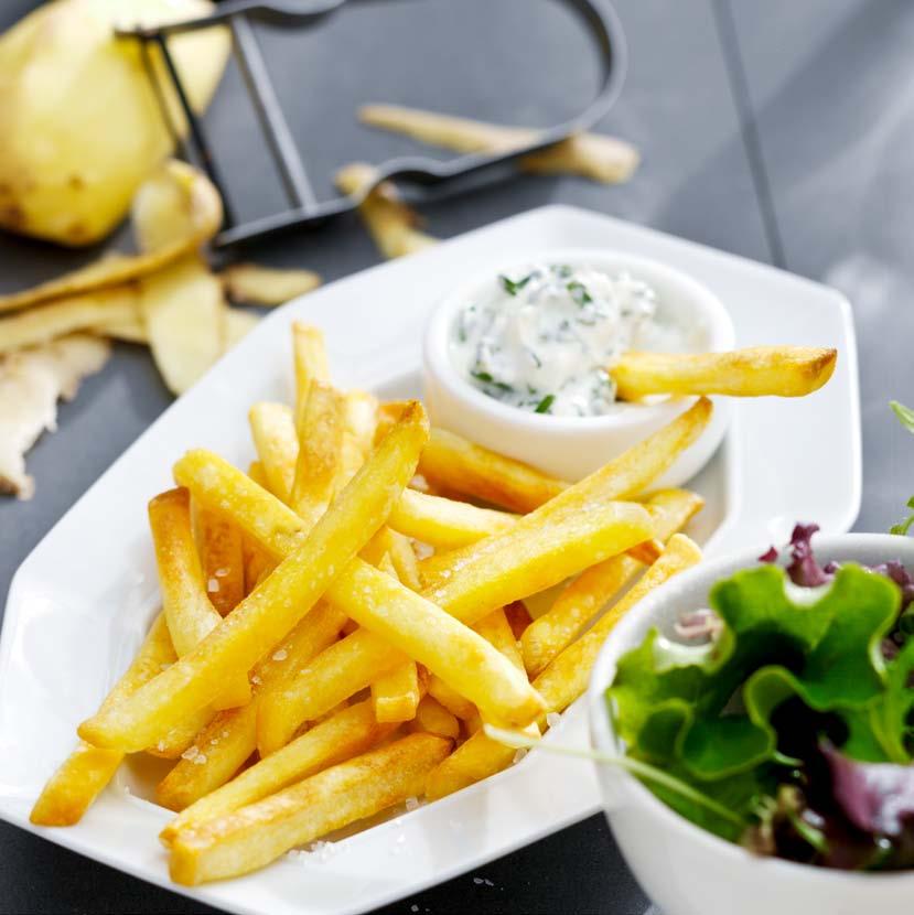 715 kj/170kcal 4 g protein 6 g fat of which 3 g saturated Homemade fries Side dish 4 to 5 portions 10 minutes preparation (+ 30 minutes soaking) + 30 minutes 自制炸薯条 配菜 供 4 到 5 人食用 10 分钟准备 ( 浸泡 30 分钟以上