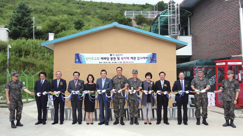 태극기와 일장기로 장식 된 凱旋門 (개선문)이 크게 부각되고, 일본군이 문을 향해 서 행진하고 있는 그림입니다.