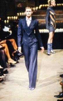 신 해체주의패션의미적가치에대한연구 Figure 5. 1996 F/W 알렉산더맥퀸. From FALL 1996 READY-TO-WEAR Alexander McQueen. (1996). http://www.vogue.com Figure 6. 1989 년비비안웨스트우드. From Jang and Lee.