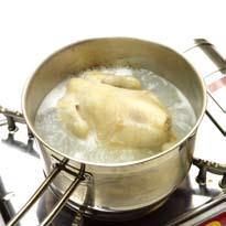 参鸡汤是夏季伏天吃的滋补食品 在商店里会将收拾好的鸡和水参 大枣