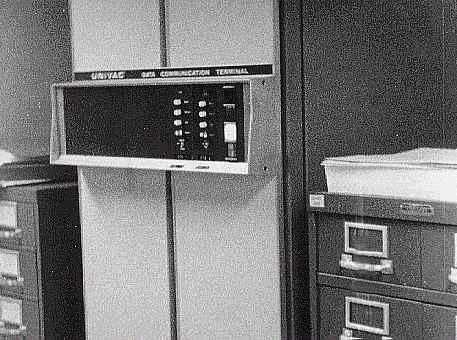 입출력장치로는자기테이프와종이카드가사용됨 트랜지스터 UNIVAC 1107 제 3 세대 (1964~1970) :
