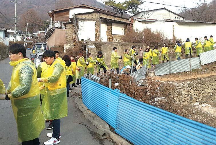 연말연시를 맞아 우리 사회의 소외된 계층에게 작은 도움 의 손길을 내밀기 위해 마련된 이날 행사에는 중고생 자녀 인천연수구위생공사가 21일 나눔 실천을 위한 이웃 돕 이웃 주린 배 채울 배려 한 그릇 기 성금을 기탁했다.