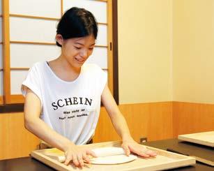 다도의작법, 가정요리, 생선초밥, 오코노미야키, 다코야키만들기를체험할수있습니다. 해외에서일본어교사경험도있는마치코선생님이자택에서여는교실로친절하고정성껏가르쳐드립니다. 인기점 도키스 에서본격적인생선초밥만들기를배웁니다.