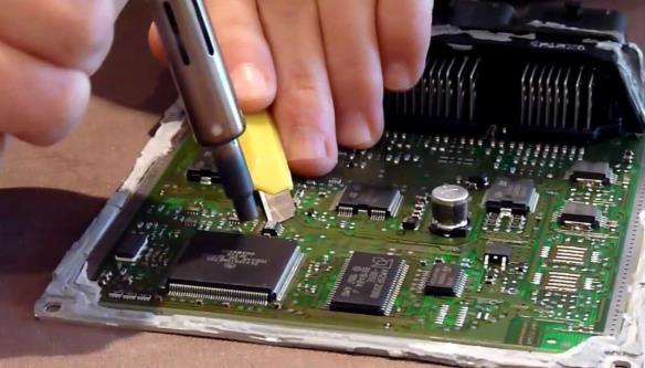 Level-5 : Desoldering IC 칩을 PCB 에서분리해내는작업을의미 IC 칩교체작업시필요함. ( 수리, Upgrade) Flash Memory dump 시필요함.