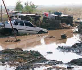 생존자들을도운생존자들 라이언쿤즈교회잡지 사진촬영 : 내이트레이쉬먼 년 9월말, 열대폭풍켓사나가필리핀수도마닐라와인근지역에 2009 홍수를일으켰다. 그리고뒤에도참화는계속되었고, 8일후에는태풍파르마가필리핀북부지역을강타했다. 그러나이것이마지막이아니었다. 며칠후에파르마가행로를바꾸어다시열대폭풍으로상륙해더큰피해를가했고, 그뒤에도재난은계속되었다.