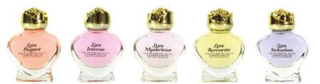 Total contains 44ml Bộ nước hoa mini mang tên Love Collection này gồm những lọ nước hoa hình trái tim thể hiện tình yêu mà Charrier Parfums dành cho phái đẹp.
