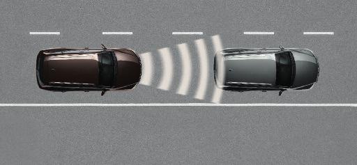 (V8 TDI 적용) 01 주행 감지 시스템 Front Assist 와 센서로 작동하는 비상 브레이크 기능이 포함된 어댑티브 크루즈 컨트롤(ACC)은 운전자가 위험 상황에 적절하게 반응하지 못하면 그것을 감지하고 자동으로 차량을 빠르게