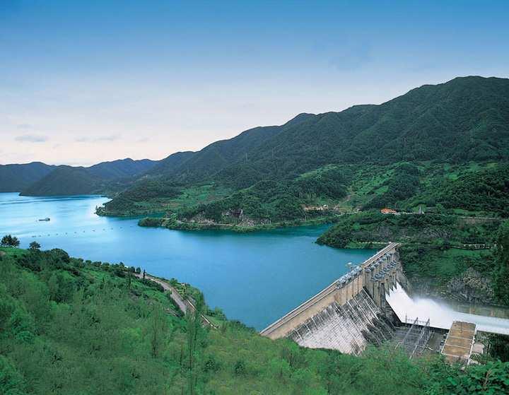 최대수력발전소가장큰수문 충주다목적댐은본댐에국내최대규모인 400,000KW 의제1수력발전소, 조정지댐에 12,000KW 의제2수력발전소시설을보유, 우리나라최대의수력발전소이다.