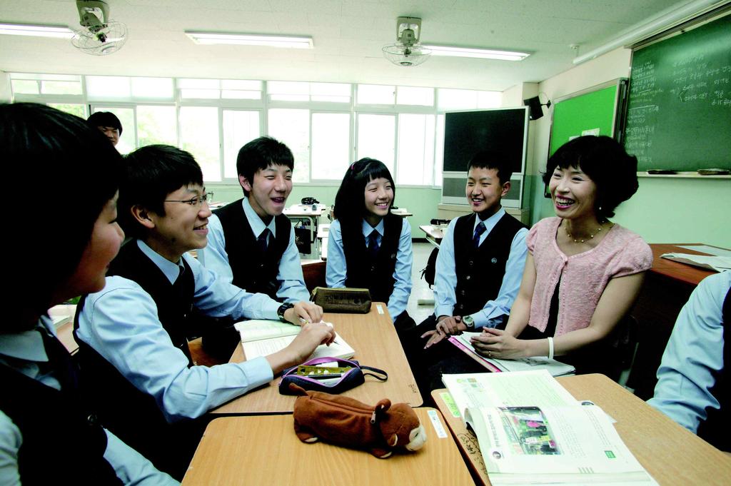 방과후학교 담당교사들이 적극적으로 업무에 참여할 수 있도록 하는 제도적 장치 마련 이 중요하지만 이보다 더 중요한 것은 교사가 방과후학교 도입 배경과 필요성에 대해 이 해하고 이러한 이해를 바탕으로 어려운 여건이지만 방과후학교에 열정을 가지고 적극적 으로 참여하는 자세이다 아무리 제도와 여건이 좋아도 이런 교사의 열정과 헌신이 없으 면 방과후학교는