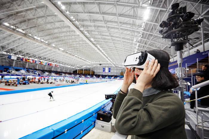 217 년아이폰 8 는아이폰출시 1 주년기념제품이다. 아이폰 8 증강현실은기존의지도서비스와달리카메라로촬영한실제주변모습에거리, 방향등정보를제공해손쉽게목적지에갈수있는서비스를제공한다. 가상현실 (VR, Virtual Reality) 은가상의현실을실제환경과같이느끼게해주는기능을한다. 가상현실은가상의환경, 몰입감, 상호작용기능을구현해야한다.