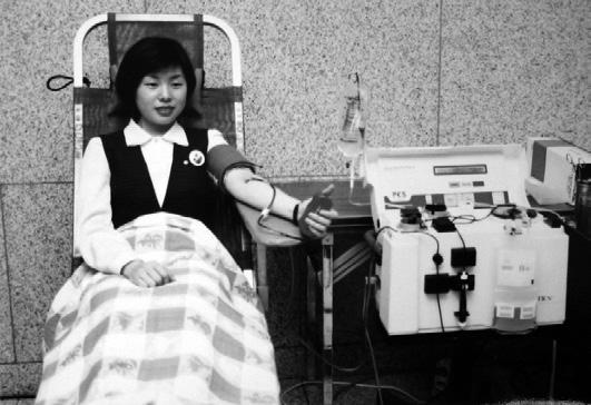 . 1. 보사부장관과 직원, 연예인, 적십자부녀봉사회, 청소년봉사대 등 250여 명이 서울시내에 서 헌혈 캠페인 실시 Blood donation campaign held in