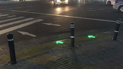 본연구에서조사한곳은대구산격중학교앞교차로에설치된발광형 LED 점자블록으로보행신호등이적색으로점등시 점자블럭표출부 (LED)