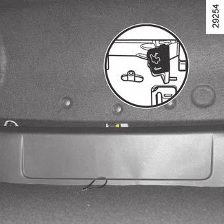 트렁크 (2/2) 4 트렁크내부에서트렁크리드열기비상시트렁크내부에서수동으로트렁크리드를열수있습니다. - 리어시트가접히는사양이라면리어시트를앞으로접어트렁크에접근합니다.