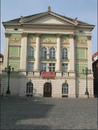 Divadlo) 1783년지어진네오클래식양식의극장.