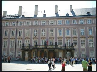구왕궁 (Old Royal Palace) 1618 년보헤미아대법관정의방에서 2 명의관리가창밖으로던져 져유명한 30 년전쟁이시작된곳운영시간 왕궁은 05:00~24:00( 겨울에는 ~23:00),
