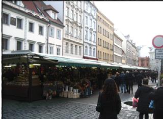 쇼핑 펀익스플로시브 하벨시장 (Havelská) 프라하에몇안되는벼룩시장중가장큰규모를자랑합니다.