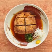 dish of tofu stewed with beef or 指将牛肉和猪肉与豆腐一起进行熬 소고기나돼지고기를두부와함께 pork. 煮的料理 조린요리.