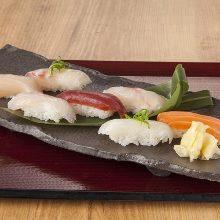 kinds 7 种握寿司拼盘 모둠스시 7가지 Platter of 7 kinds of sushi, each 7 种将食材摆放于以醋调拌的白饭 식초를섞은밥위에재료를얹고 piece