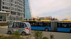 < 그림 10>Chemnitz 시에서실제주행중인자율주행버스 Arma 그러나현시점에서자율주행버스인 Arma 는독일의공공도로에서주행할수없다. 독일에 서자율주행버스는병원, 공항, 대규모회사등의내부도로 ( 즉, 사적인공간 ) 에서셔틀버스로 만이용되고있을뿐이다. Arma 에대하여지금까지운행허가가되지않고있기때문이다. 라.