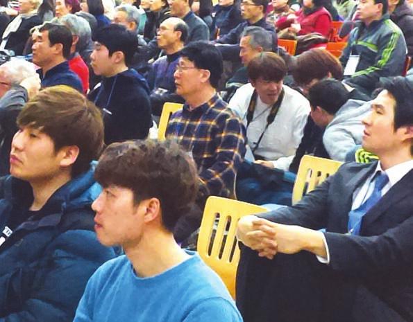 8 한국교계 2016년 2월 18일 목요일 15차 북한구원 금식성회가 경기도 수원의 흰돌산수양관에서 열리고 있다. 서명자들이 늘어선 가운데, 이종윤 목사가 성명을 낭독하고 있다.