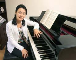 졸업생을찾아서 오랜만에내감성에물을주다 80 세의피아니스트 _ 정낙영서울대학교음악대학남가주동문정기연주회에서연주 80-year-old Pianist Nak Young Jung performed at Annual Concert of SNU College of Music Alumni Association in Southern California.
