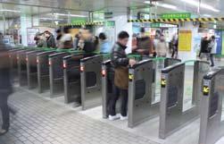 한국생활가이드북 2 _ 지하철 서울, 부산, 대구, 광주와인천에서지하철이운행되고있다. 서울에는아홉개의지하철과국영한국철도 (KNR) 가운영되고있다. 노선별로상이한색상의서울지하철은서울의가장변두리와위성도시그리고모든곳을가로지르는많은환승역이기호로표시되어있다. 일반적으로지하철은아침, 저녁교통체증시간에는 2.5 ~ 3분간격이고그외시간에는 4~6 분간격이다.