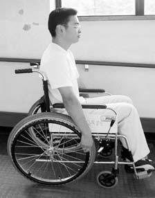 2 장애인의무릎을세운다. 3 장애인의두팔로목을감게하고등뒤로한쪽손을넣어허리춤 ( 허리띠 ) 을잡는다. 다른한팔은무릎아래를받친다.