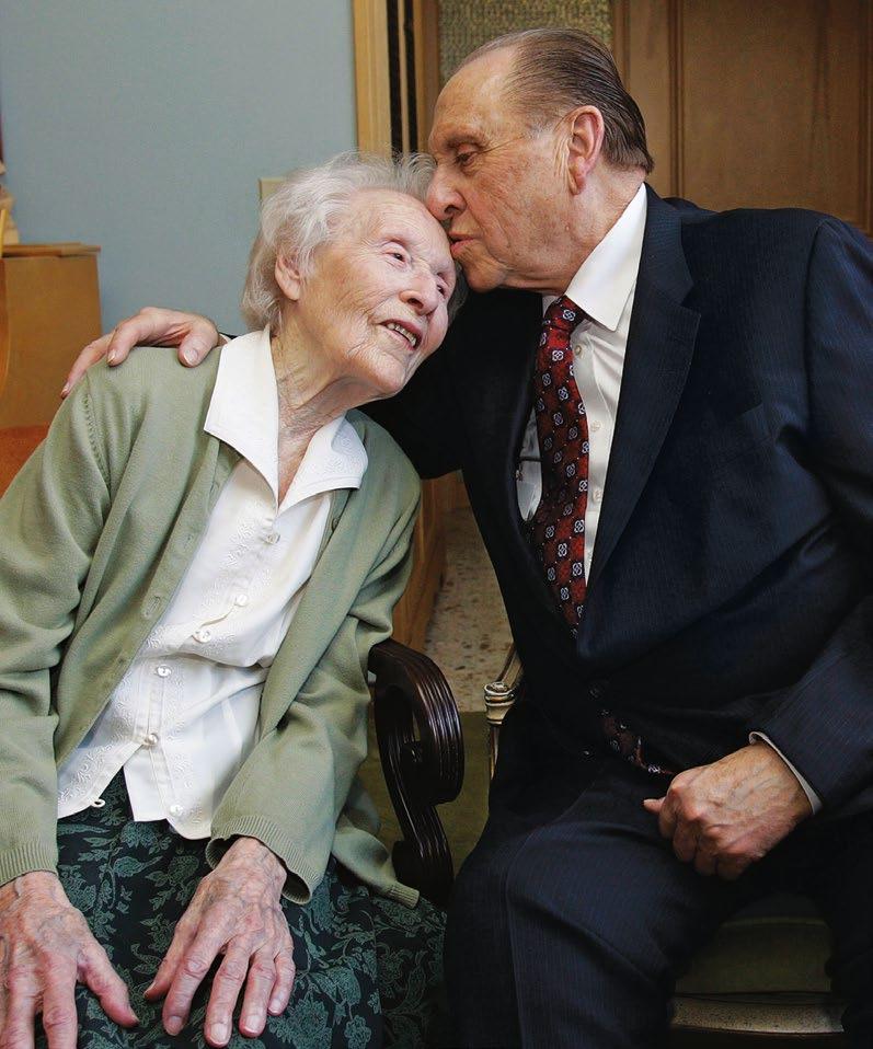 몬슨회장이 2010년 100세생일을맞이한델마페처에게축하인사를건네고있다.