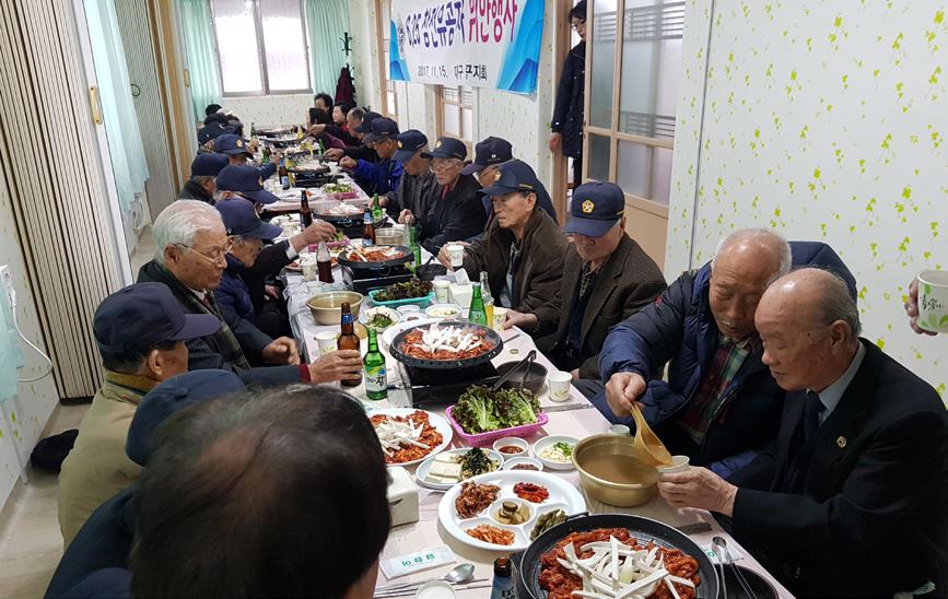대구광역시지부 중구지회는 11월 15일 대구 시 동구 팔공산 소재 식당에서 보호회원들에게 위로연 행사를 실시하였다.