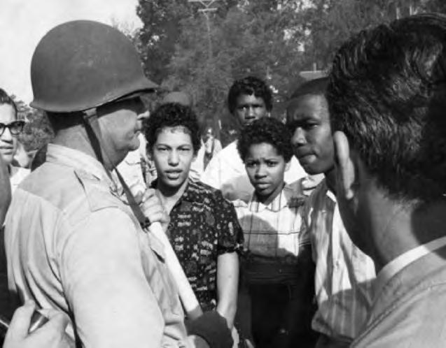 문서 8a 이사진은 1957 년 9 월 4 일에아칸소주예비군지휘관인, 매리언존슨중령이리틀록에있는센트럴하이스쿨에등교하려는아프리카계미국인학생그룹을돌려보내는것을찍은것입니다. 그는그학생들을학교에등교시키지말라는오르벌파우버스주지사가내린명령을수행하고있었다고말했습니다.