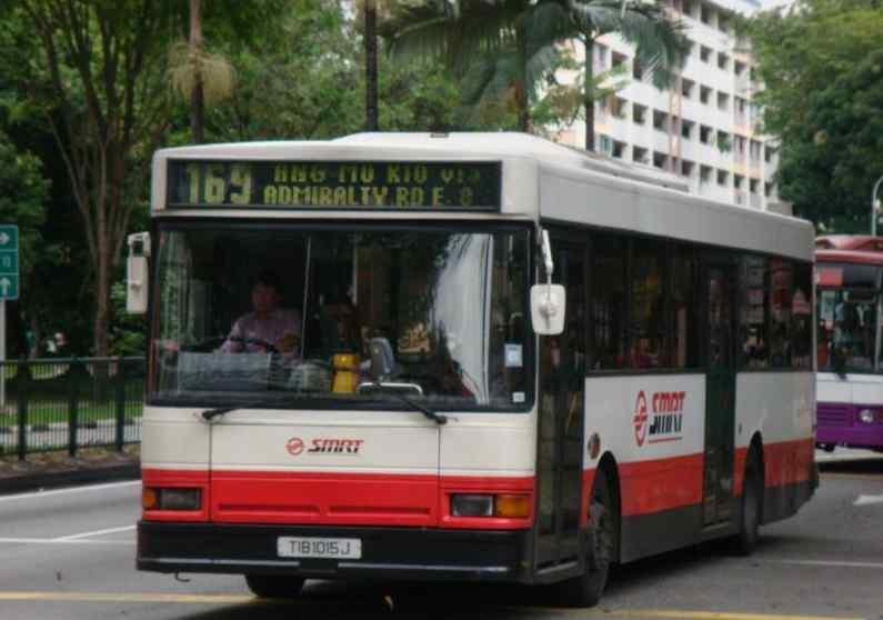 2. 버스 버스는 MRT 가미운행하는지역의공공교통의역할을담당하고있음 정기노선은 SBS(Singapore Bus Service) 와 SMRT(Singapore Mass