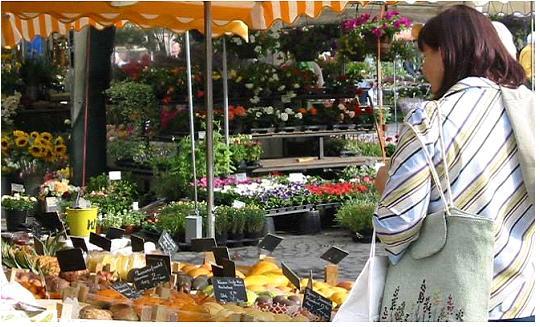 문제예시 Respuesta posible 이사진속에는줄무늬가있는 재킷 (chaqueta con rayas) 를 입고쇼핑백 (bolsa de compras) 을 들고있는한여자가꽃과과일을파는가게앞에서구경 (echar un vistazo) 을하고있다.