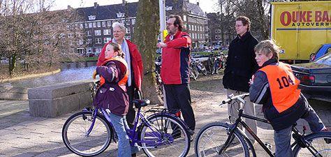 자전거이용자에우선권부여 5) 6~12세아동을위한교통안전교육 6) 자전거에전조등달기캠페인전개 교통안전 실태조사