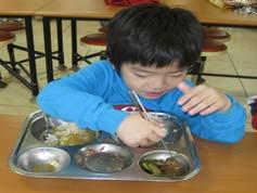 6) 점심을맛있게먹는다. < 맛있는점심시간 > 출처 : 문지유치원 다.