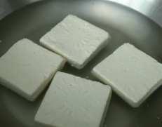 11_ 유청제거후, 치즈를소금물에 60 분정도염지한다.