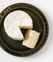 블루치즈 Blue Cheese 까망베르치즈의특징이표면의흰곰팡이라면, 블루치즈의가장큰특징은대리석모양으로퍼져있는푸른곰팡이라고할수있다.