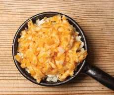 모짜렐라치즈 100g 후춧가루 약간 소금 약간 1 감자는모양을살려채칼로얇게썰고, 베이컨은먹기좋은크기로썬다.