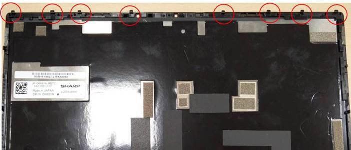 5 금속브래킷을놓고시스템보드에커넥터를고정하는 1 개의 M1.6x2.5 나사를끼웁니다. 6 디스플레이패널을태블릿에설치하고제자리에끼워질때까지모서리를누릅니다.