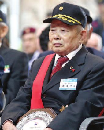 2016년 5월 1일 일요일 (월간) 국가보훈처 1577-0606 지난달 21일 오후 서울 용산구 전쟁기념관에서 열린 2016년 6 25전쟁영웅 선정패 수여식 에 참석한 전쟁영웅과 가족들이 기념촬영을 하고 있다.