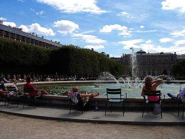 이 기간 대부분의 파리지앵들이 바캉스를 떠나고 파리의 텅 빈 거리를 외국관광객들이 메운 다.