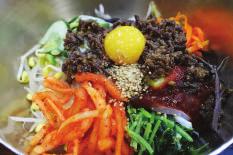 녹두에치자물을 1952년문을연전주비빔밥의원조로꼽히는곳으로, 70년가까이 3대째대를이어맛을전하고있다.