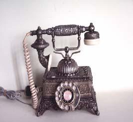 - 초기에는두명의가입자를연결하는한개의선로에의해 자석식전화기 (1870년대) 공전식전화기 (1880년대) 자동식전화기 (1890~) 다이얼전화기 버튼전화기 신호를주고받아상대방을호출하여통화하는직통회선방식이었으나,