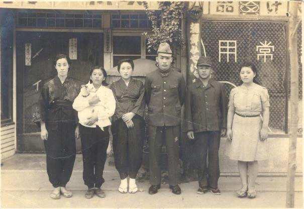 1930 년대후반즈모야앞에서찍은가족사진 ( 사진출처 :