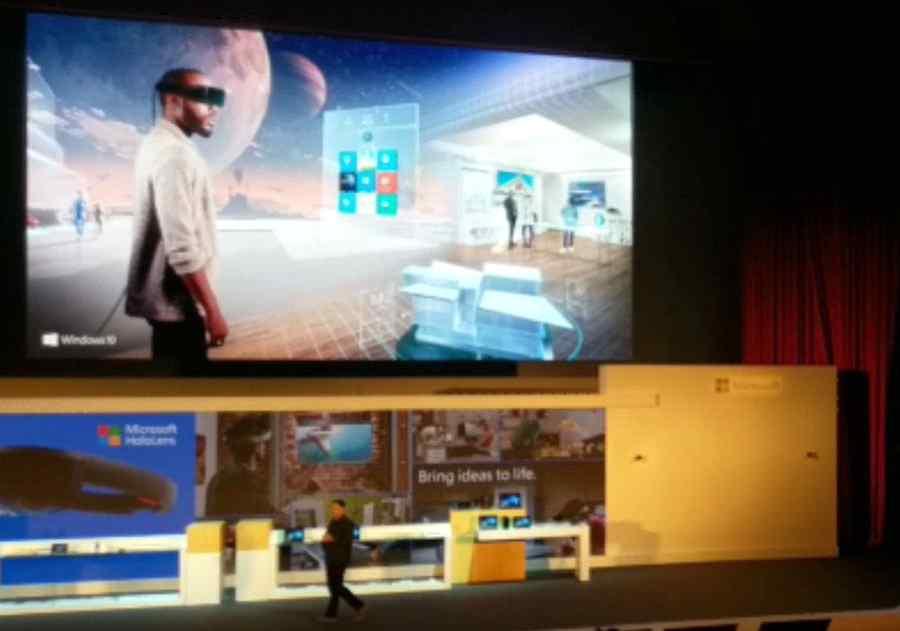 3. 미주지역 VR 산업현황 1) (1) 글로벌기업들의 VR 대응전략 마이크로소프트, PC 기반 VR 플랫폼 윈도우홀로그래픽 출시 2016년 6월, 대만의 타이베이국제컴퓨텍스 에참석한마이크로소프트의테리마이어슨부사장이자사의가상현실-증강현실플랫폼인 윈도우홀로그래픽 소프트웨어를발표했다.